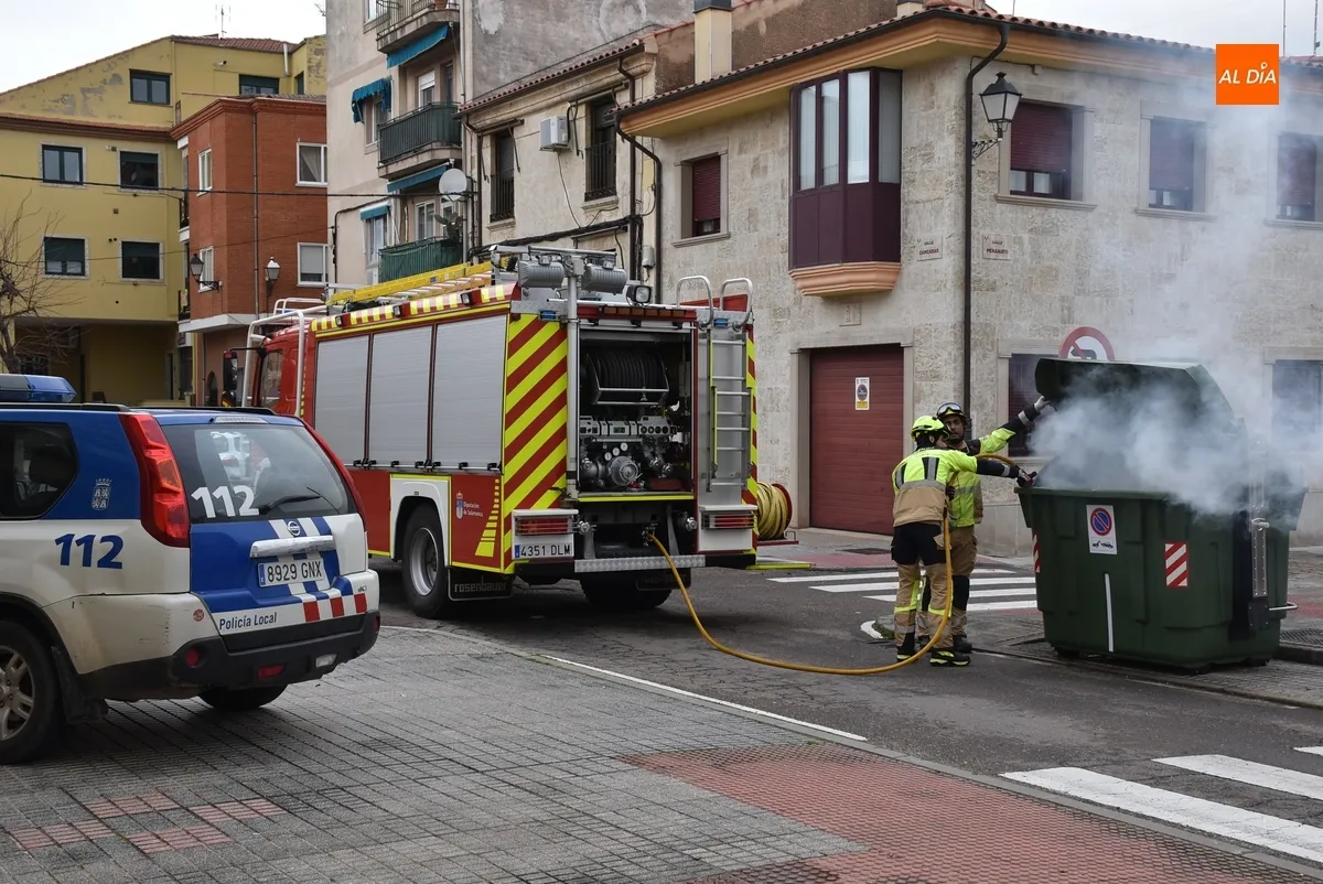 Foto 5 - Echa a arder uno de los contenedores estrenados esta misma semana en la calle C&aacute;rcabas