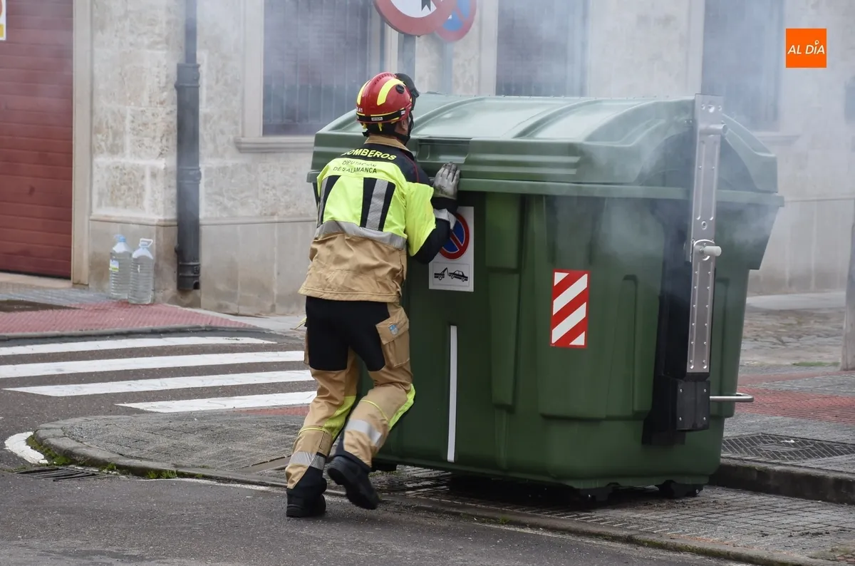 Foto 7 - Echa a arder uno de los contenedores estrenados esta misma semana en la calle C&aacute;rcabas
