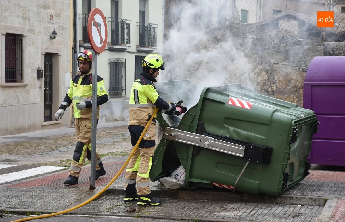 Foto 8 - Echa a arder uno de los contenedores estrenados esta misma semana en la calle C&aacute;rcabas