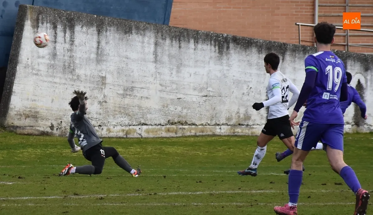 Foto 3 - Un doblete de Alberto Garc&iacute;a da al Ciudad Rodrigo una esperanzadora 1&ordf; victoria en 2025
