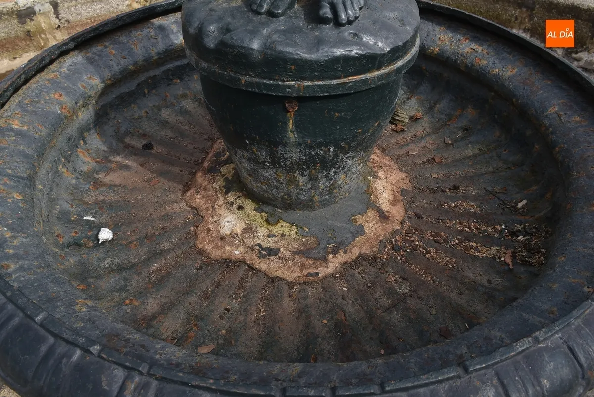 Foto 5 - Inusual imagen sin agua de la fuente de La Florida a la espera de unas reparaciones