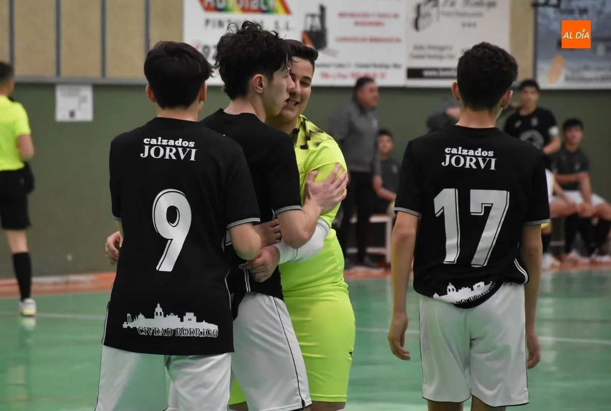 Foto 6 - Apote&oacute;sica victoria del III Cadete ante Tierno marcando el gol decisivo a menos de 2&rdquo; para el final