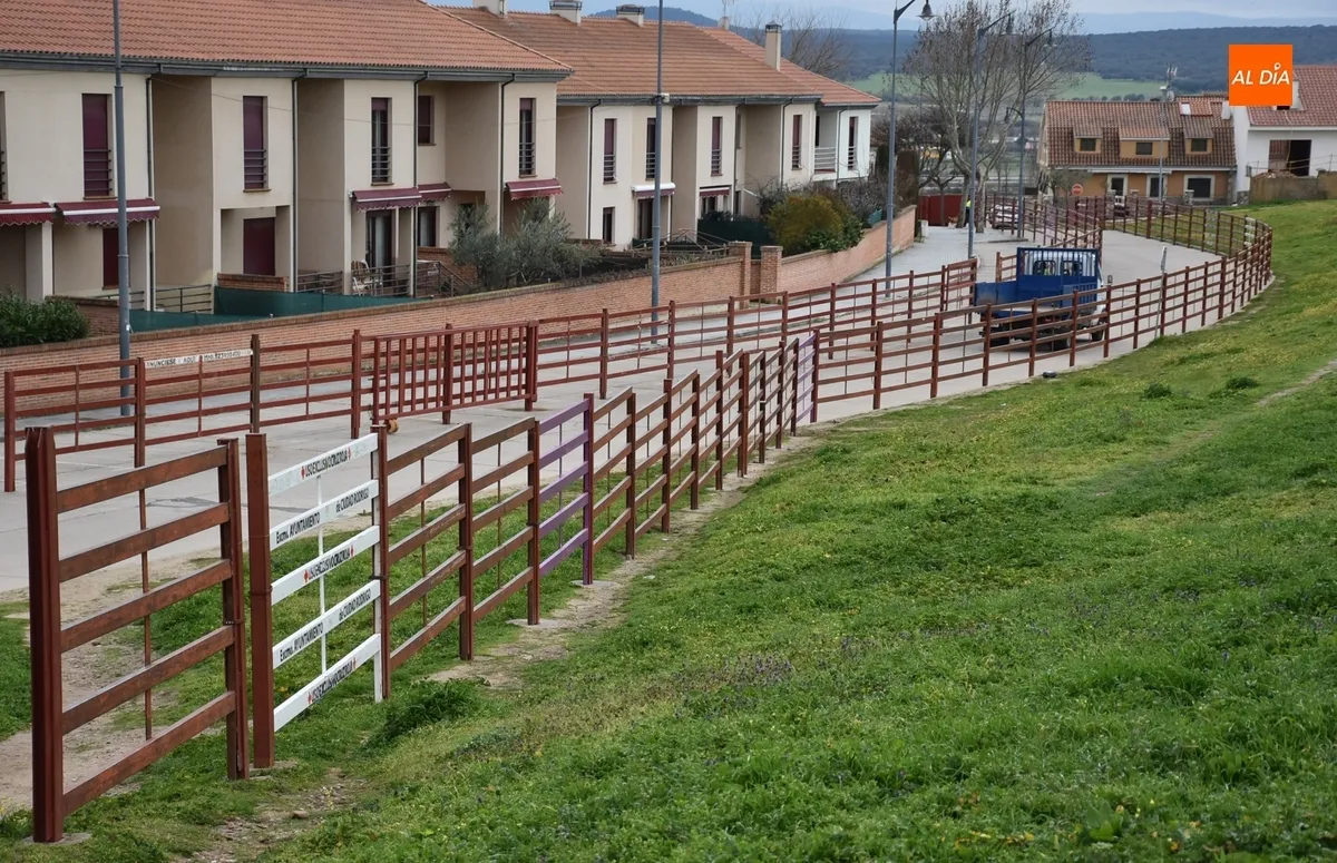 Foto 5 - Dispuestas las 16 casetas de pe&ntilde;as del Paseo Fernando Arrabal