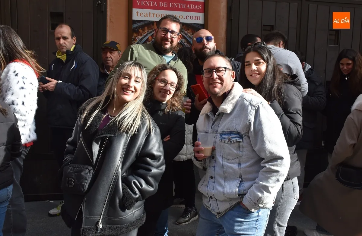 Foto 11 - Furor por el baile de disfraces con hasta 7 horas haciendo cola para comprar las entradas