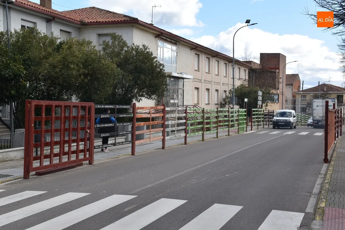 Foto 2 - El montaje de los toriles exteriores abre la transformaci&oacute;n carnavalera de la Plaza Mayor