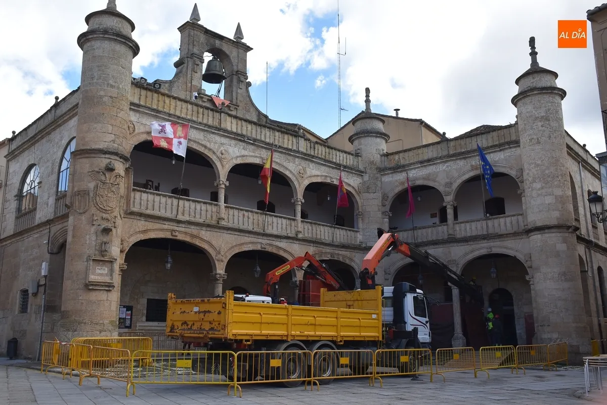 Foto 4 - El montaje de los toriles exteriores abre la transformaci&oacute;n carnavalera de la Plaza Mayor