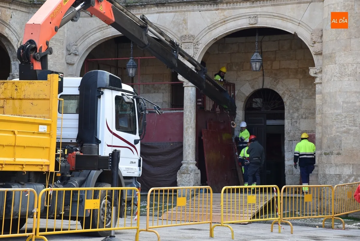 Foto 5 - El montaje de los toriles exteriores abre la transformaci&oacute;n carnavalera de la Plaza Mayor