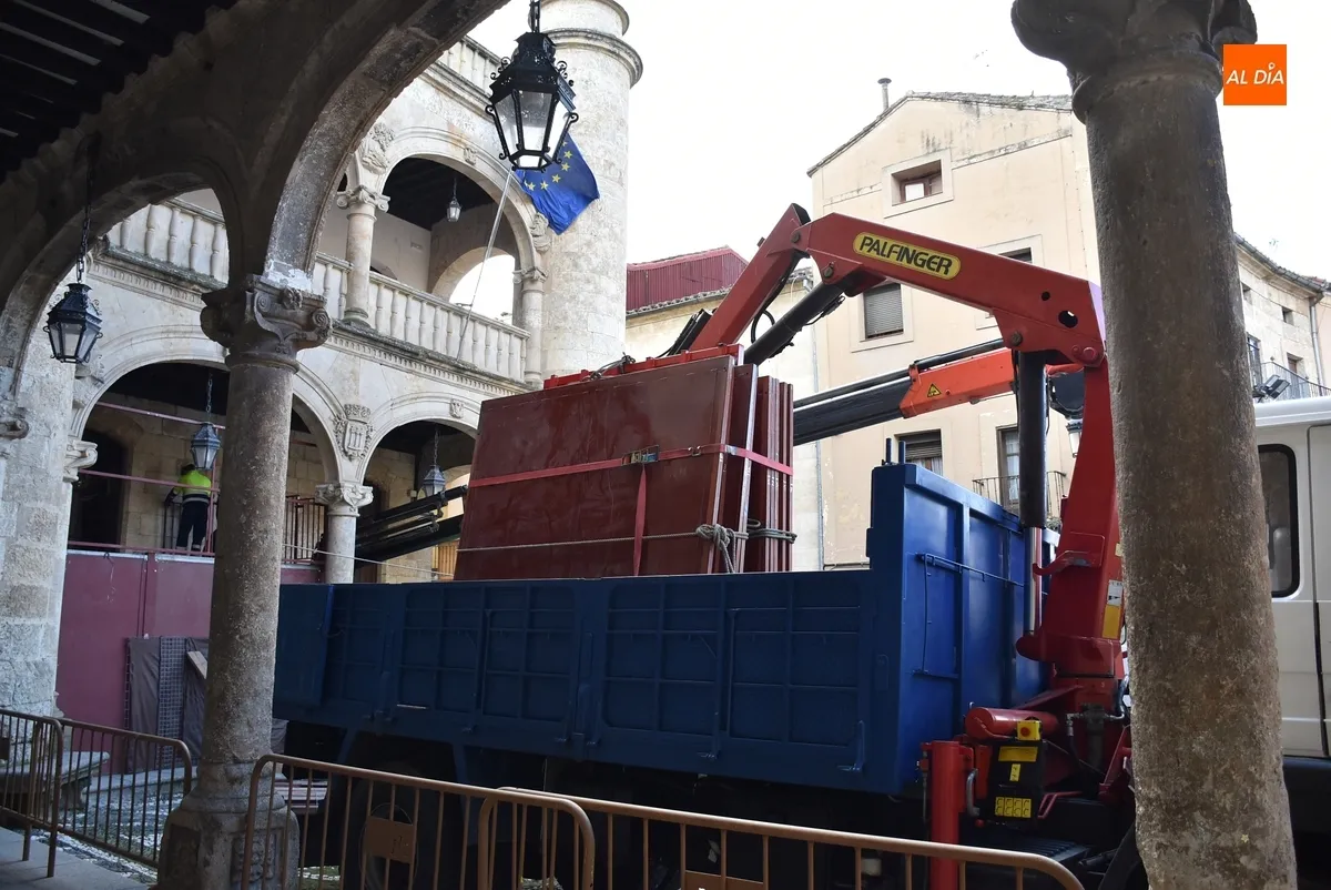 Foto 6 - El montaje de los toriles exteriores abre la transformaci&oacute;n carnavalera de la Plaza Mayor