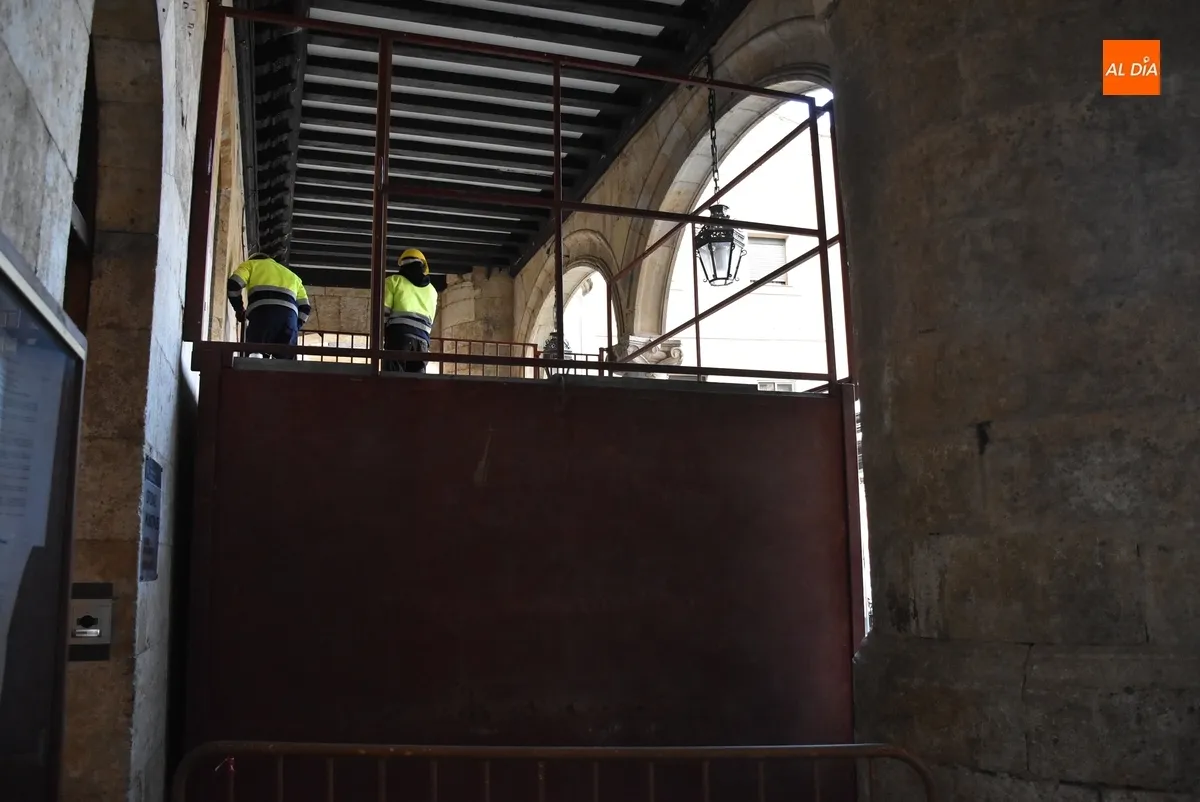 Foto 7 - El montaje de los toriles exteriores abre la transformaci&oacute;n carnavalera de la Plaza Mayor