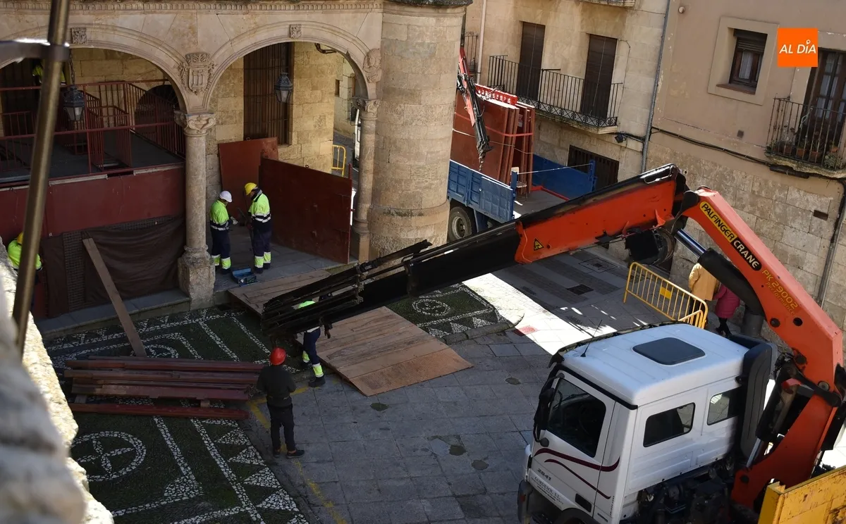 Foto 11 - El montaje de los toriles exteriores abre la transformaci&oacute;n carnavalera de la Plaza Mayor