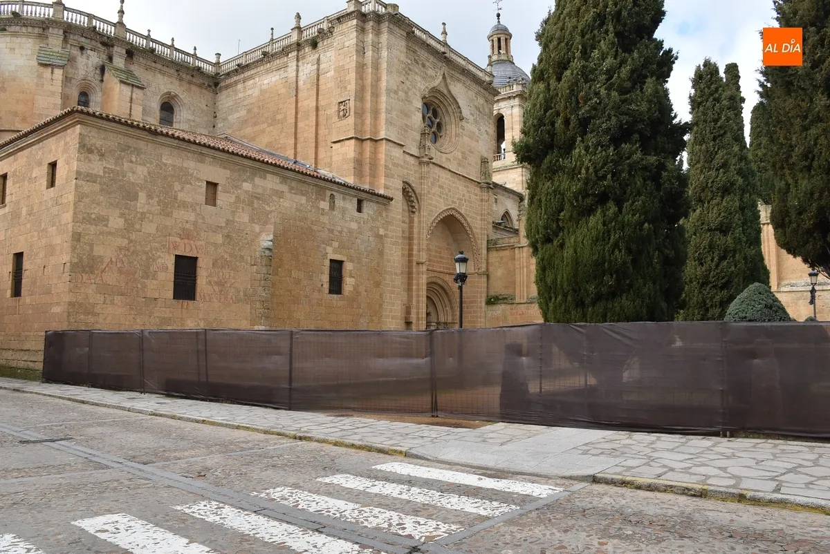 Foto 2 - Vallada la Plazuela de Amayuelas para evitar que se convierta en un punto de botell&oacute;n
