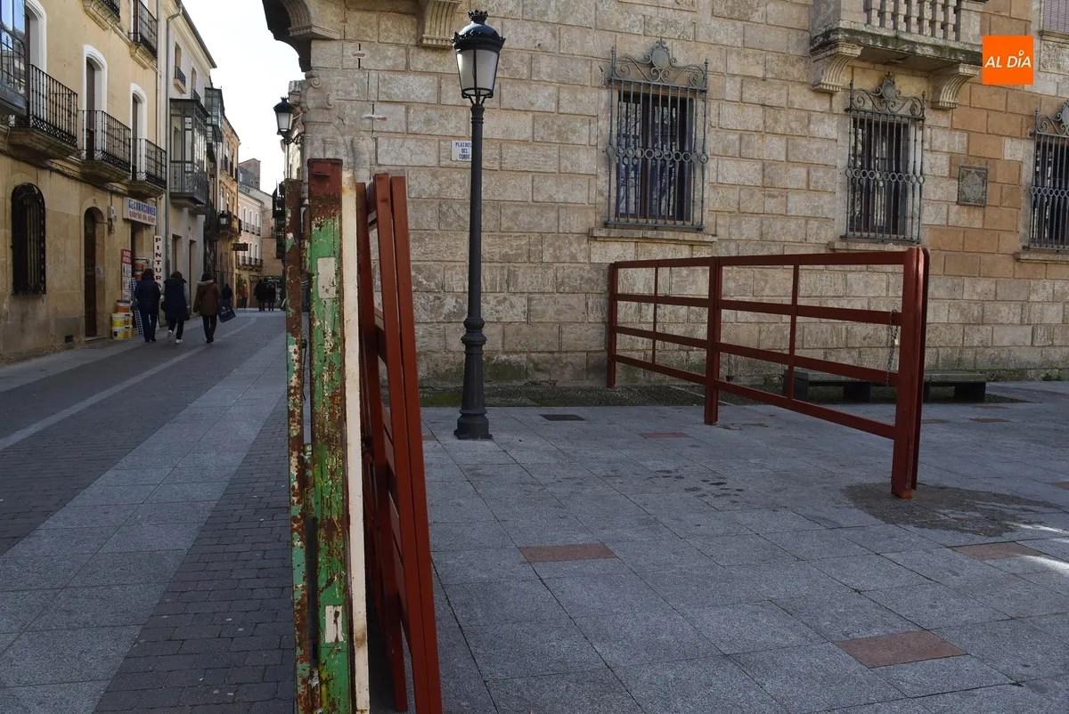 Foto 2 - Colocado el novedoso doble vallado de la Plazuela del Conde