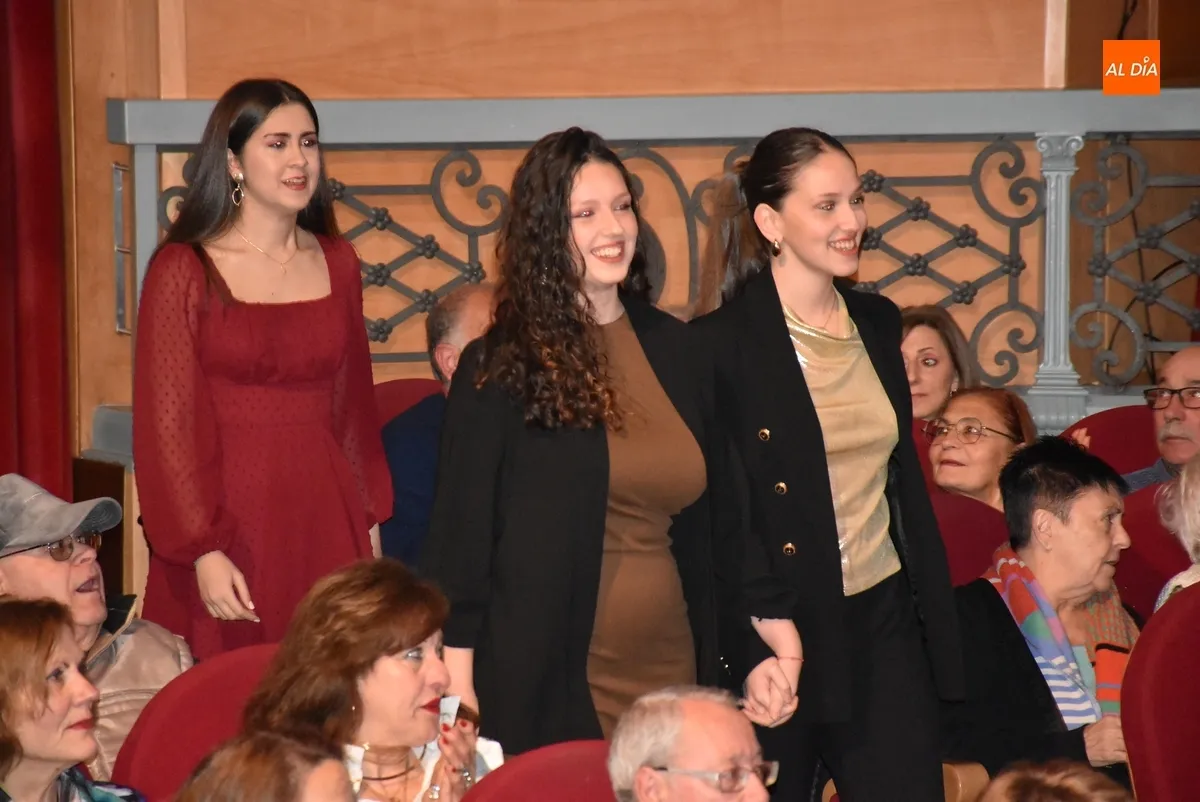 Foto 4 - La &ldquo;estupenda terna&rdquo; de la Corte de Honor del Carnaval 2025 coge el testigo