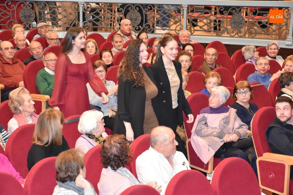 Foto 5 - La &ldquo;estupenda terna&rdquo; de la Corte de Honor del Carnaval 2025 coge el testigo