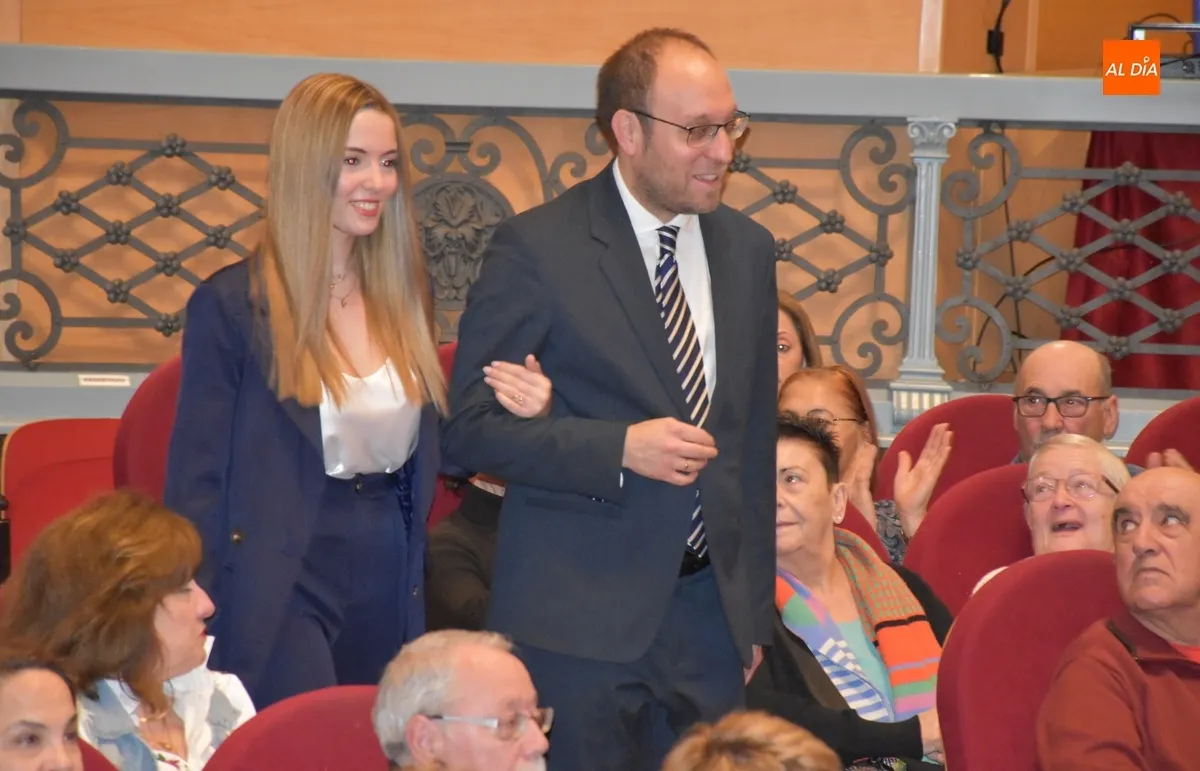 Foto 7 - La &ldquo;estupenda terna&rdquo; de la Corte de Honor del Carnaval 2025 coge el testigo