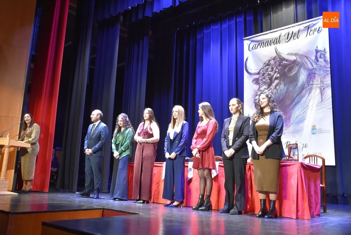 Foto 8 - La &ldquo;estupenda terna&rdquo; de la Corte de Honor del Carnaval 2025 coge el testigo
