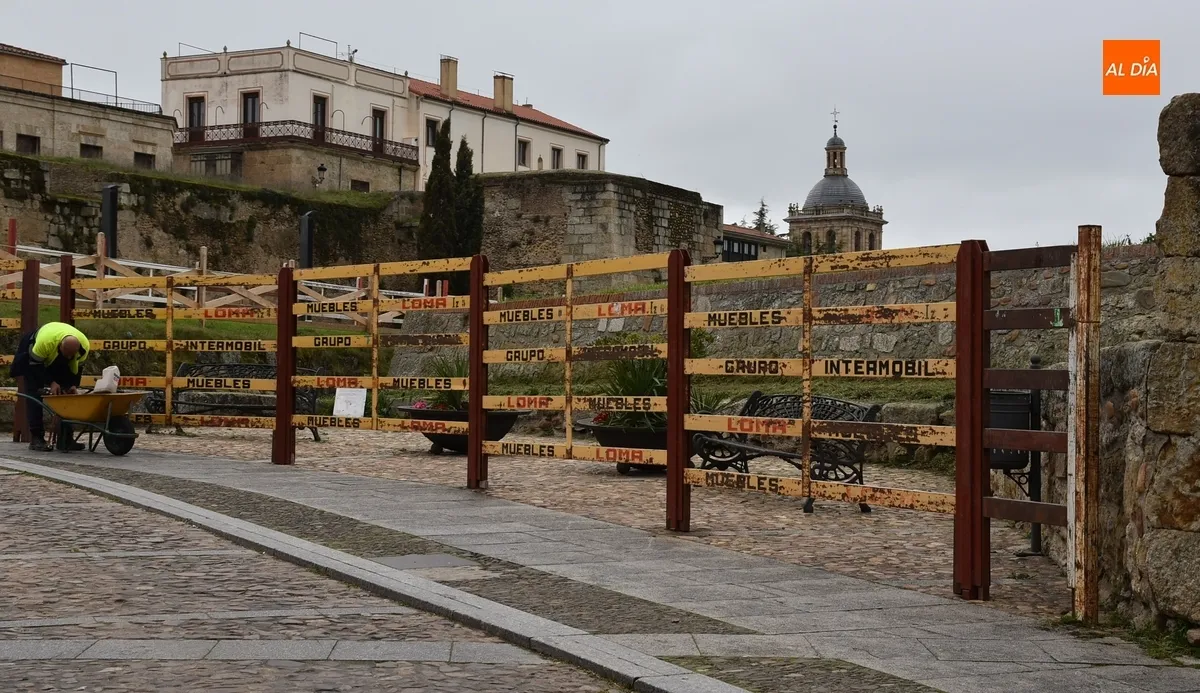 Foto 5 - Completada la instalaci&oacute;n de las agujas carnavaleras a falta de las &lsquo;cr&iacute;ticas&rsquo;