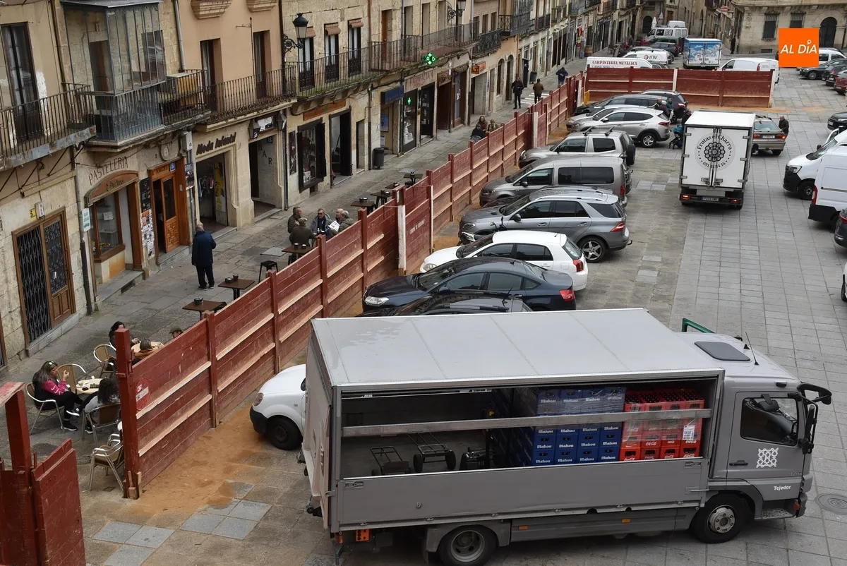 Foto 2 - Culminado el rect&aacute;ngulo m&aacute;gico de la Plaza, que da paso al montaje del primer tablao