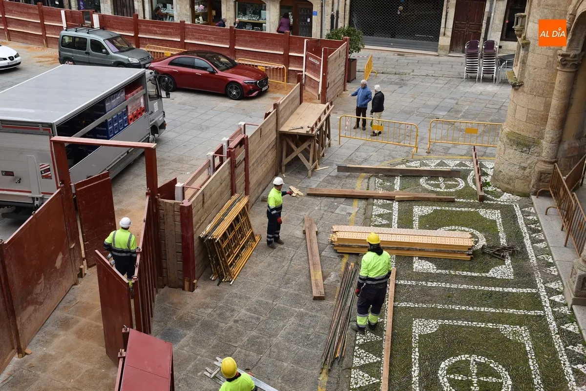 Foto 3 - Culminado el rect&aacute;ngulo m&aacute;gico de la Plaza, que da paso al montaje del primer tablao
