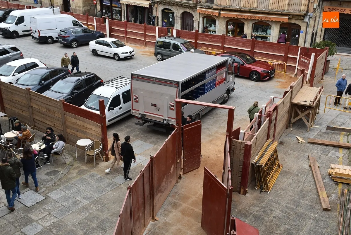Foto 5 - Culminado el rect&aacute;ngulo m&aacute;gico de la Plaza, que da paso al montaje del primer tablao