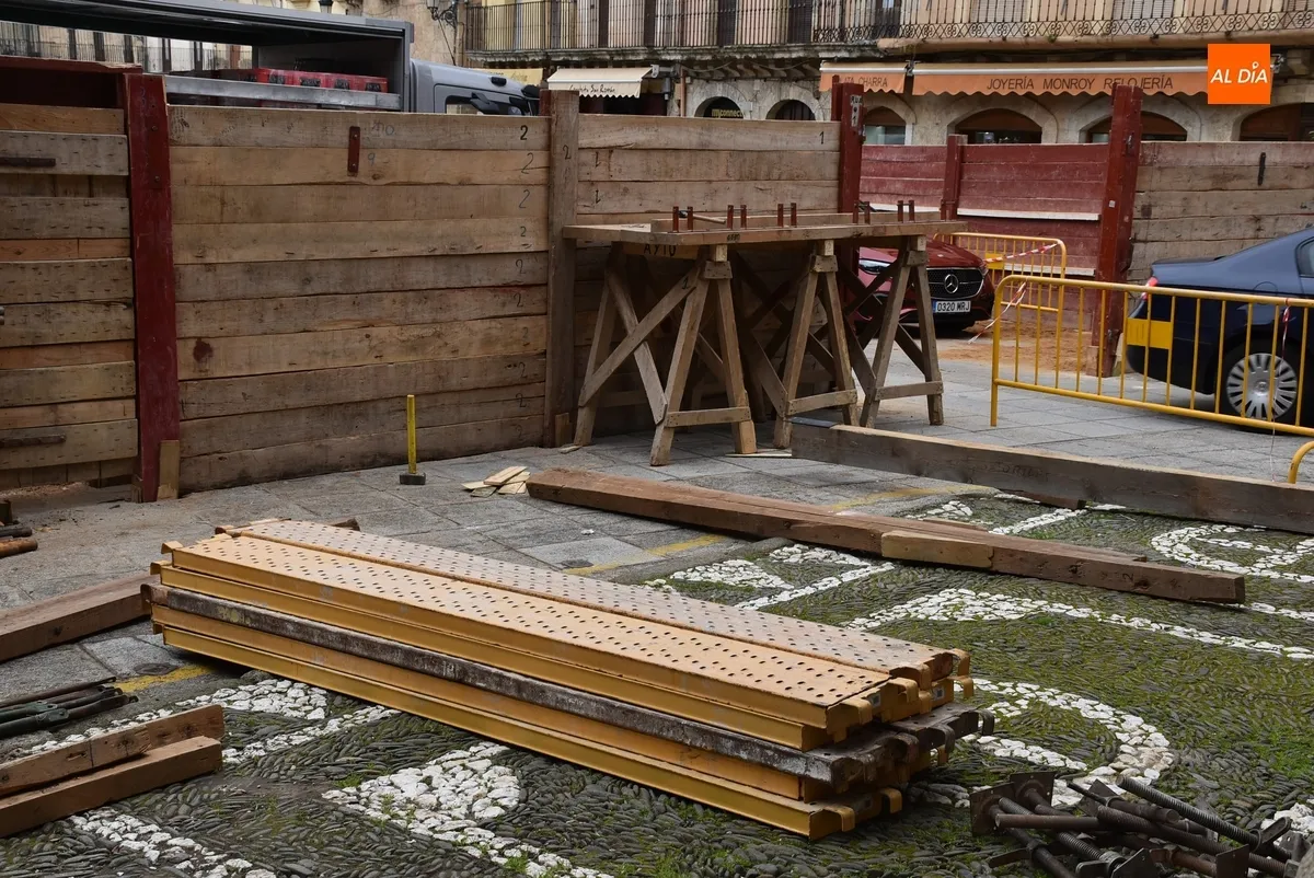 Foto 7 - Culminado el rect&aacute;ngulo m&aacute;gico de la Plaza, que da paso al montaje del primer tablao