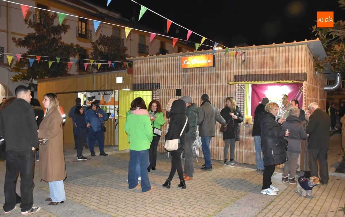 Foto 2 - Notable ambiente en una apertura de las casetas de la Plazuela con representaci&oacute;n hasta de Noruega