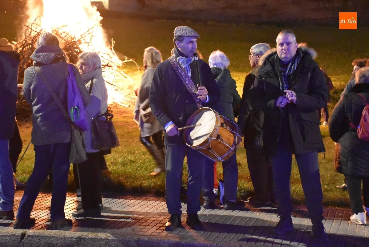 Foto 2 - Las &Aacute;guedas completan el ciclo de hogueras al ritmo de la m&uacute;sica tradicional