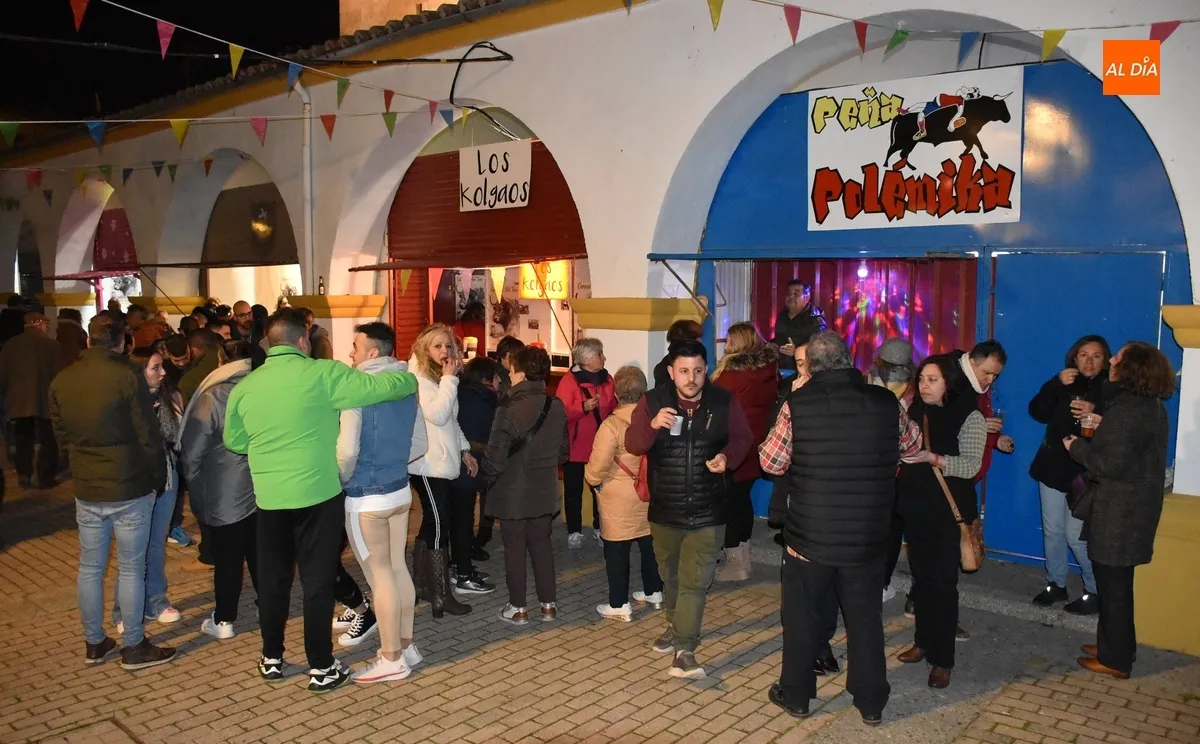 Foto 3 - Notable ambiente en una apertura de las casetas de la Plazuela con representaci&oacute;n hasta de Noruega