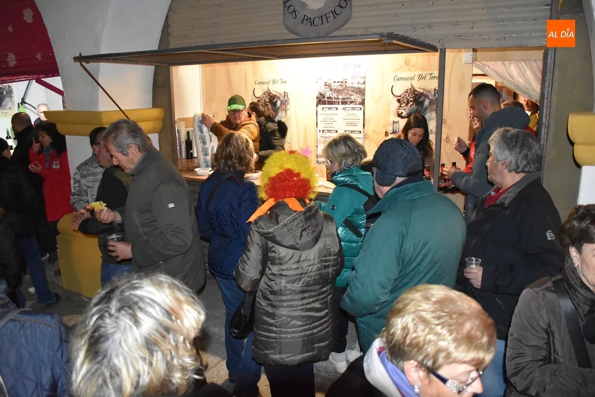 Foto 4 - Notable ambiente en una apertura de las casetas de la Plazuela con representaci&oacute;n hasta de Noruega