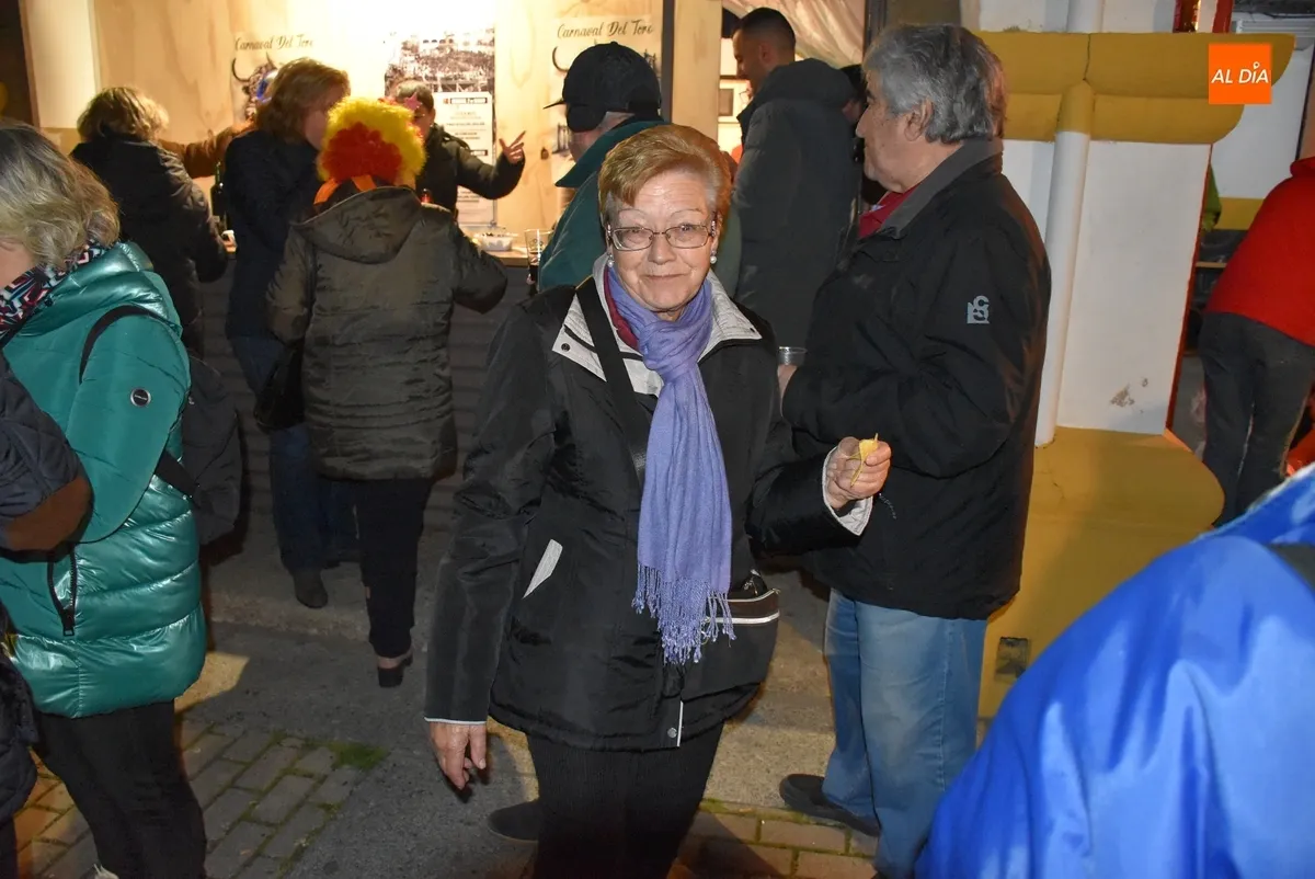 Foto 5 - Notable ambiente en una apertura de las casetas de la Plazuela con representaci&oacute;n hasta de Noruega