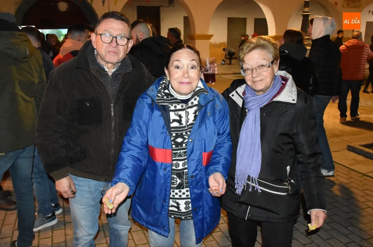 Foto 6 - Notable ambiente en una apertura de las casetas de la Plazuela con representaci&oacute;n hasta de Noruega