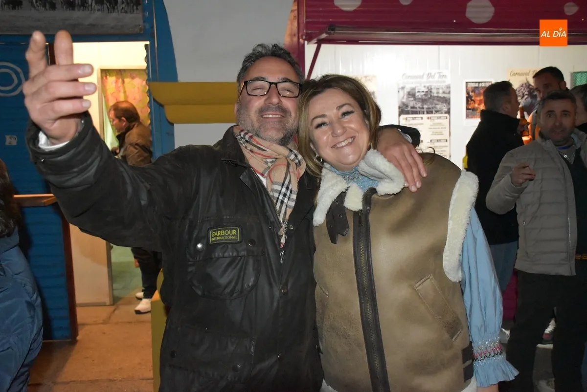 Foto 7 - Notable ambiente en una apertura de las casetas de la Plazuela con representaci&oacute;n hasta de Noruega
