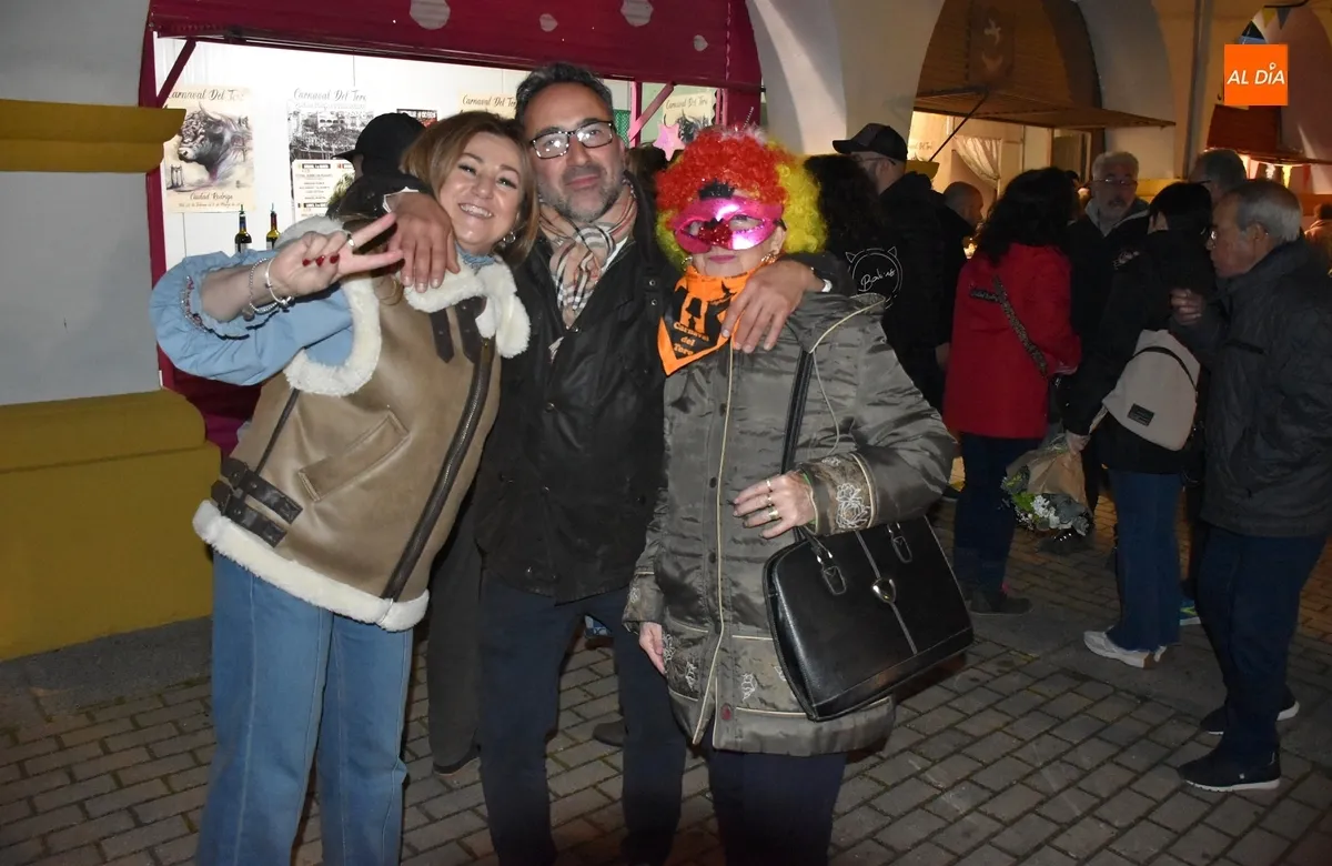 Foto 8 - Notable ambiente en una apertura de las casetas de la Plazuela con representaci&oacute;n hasta de Noruega