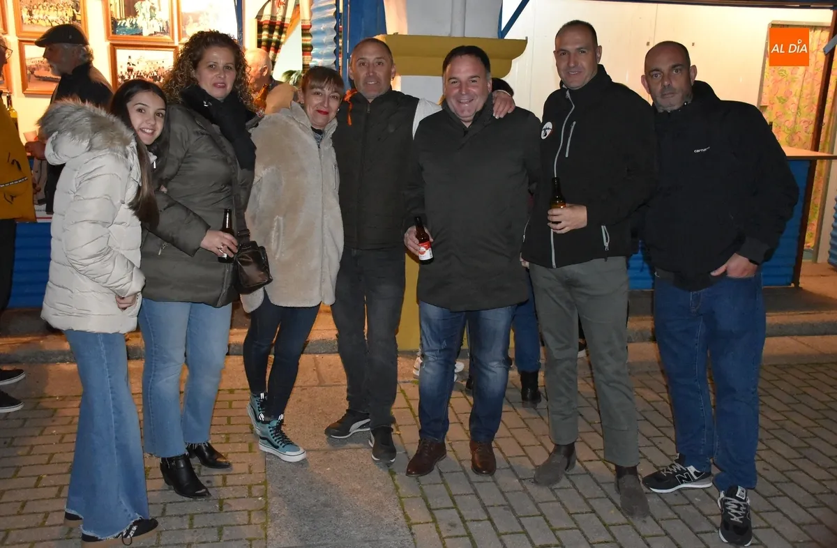 Foto 9 - Notable ambiente en una apertura de las casetas de la Plazuela con representaci&oacute;n hasta de Noruega