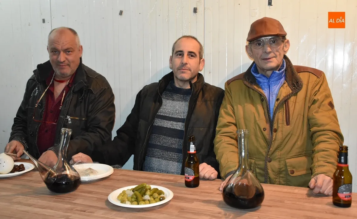 Foto 10 - Notable ambiente en una apertura de las casetas de la Plazuela con representaci&oacute;n hasta de Noruega