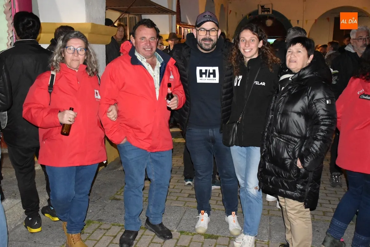 Foto 11 - Notable ambiente en una apertura de las casetas de la Plazuela con representaci&oacute;n hasta de Noruega