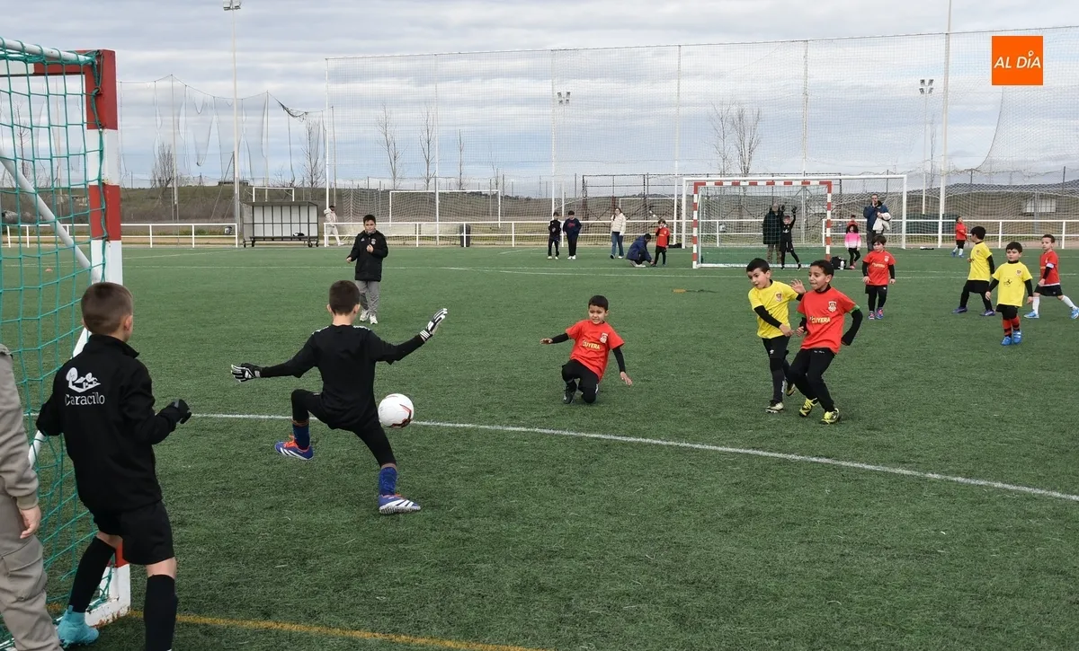 Foto 4 - La 2&ordf; Liga Comarcal del Ciudad Rodrigo vive con gran ambiente su puesta de largo