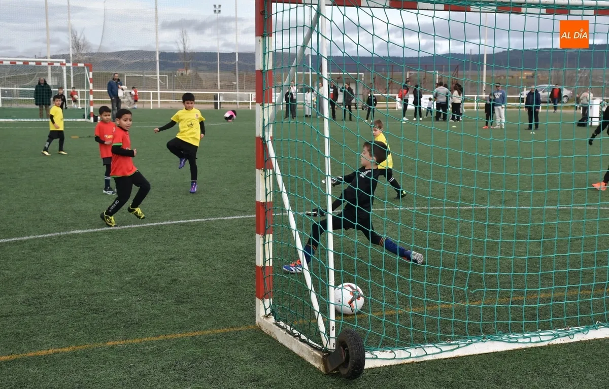 Foto 6 - La 2&ordf; Liga Comarcal del Ciudad Rodrigo vive con gran ambiente su puesta de largo
