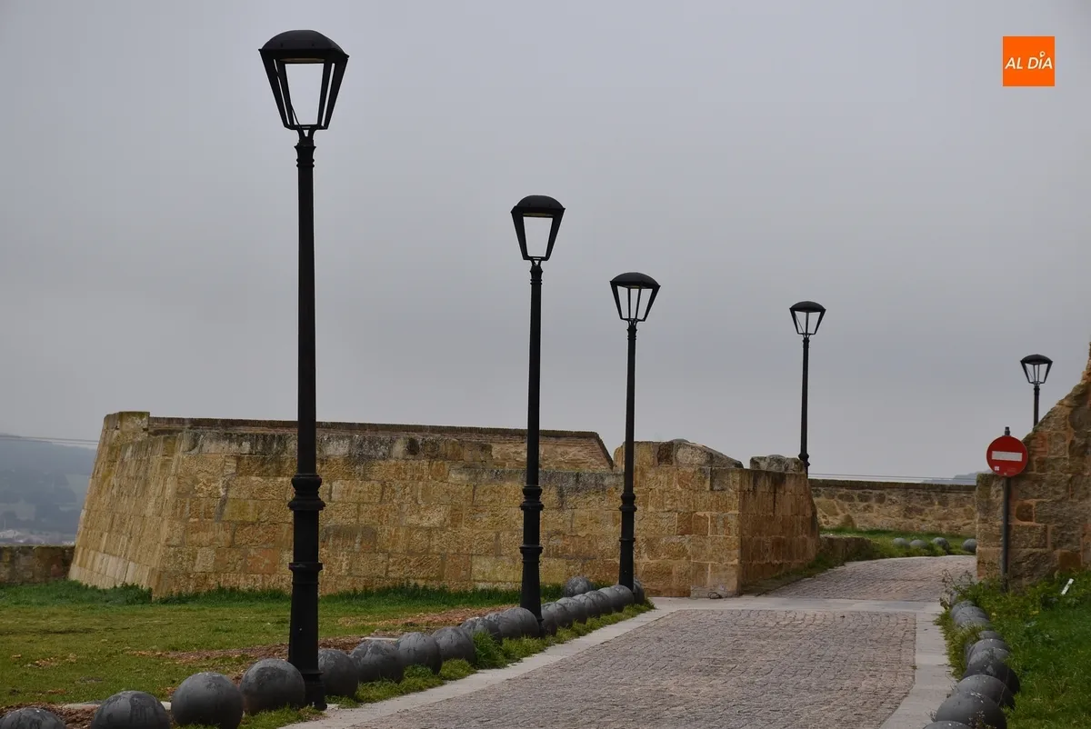 Foto 3 - Efectuado el cambio de lateral de varias farolas junto al Cuerpo de Guardia de San Pelayo