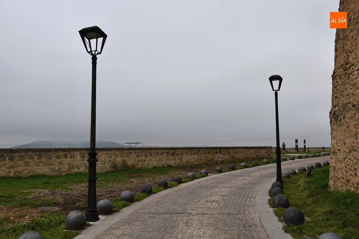 Foto 5 - Efectuado el cambio de lateral de varias farolas junto al Cuerpo de Guardia de San Pelayo