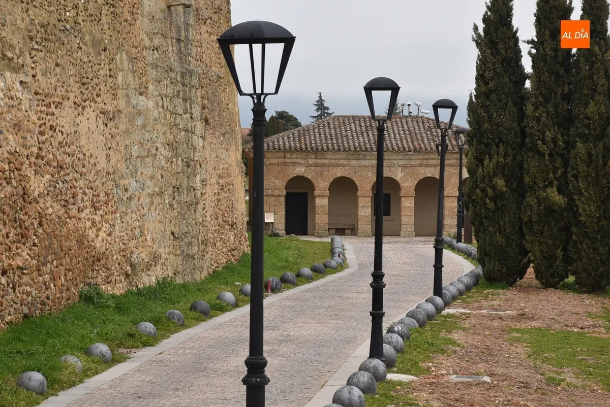 Foto 6 - Efectuado el cambio de lateral de varias farolas junto al Cuerpo de Guardia de San Pelayo