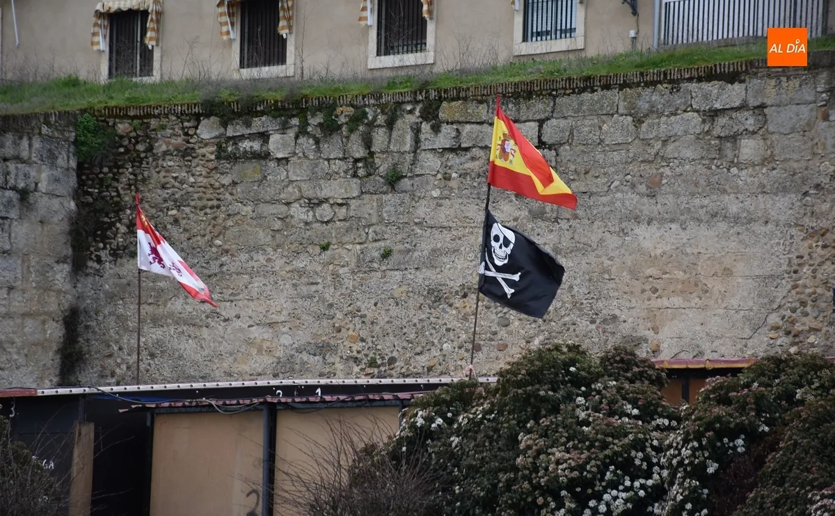 Foto 2 - El recinto ferial sigue tomando forma mientras la bandera pirata ya ondea en las casetas del Paseo
