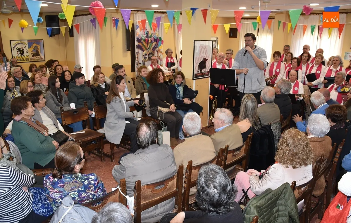 Foto 3 - Llenazo en el Centro de Mayores para disfrutar del preg&oacute;n de Maribel Mart&iacute;n &Aacute;lvarez