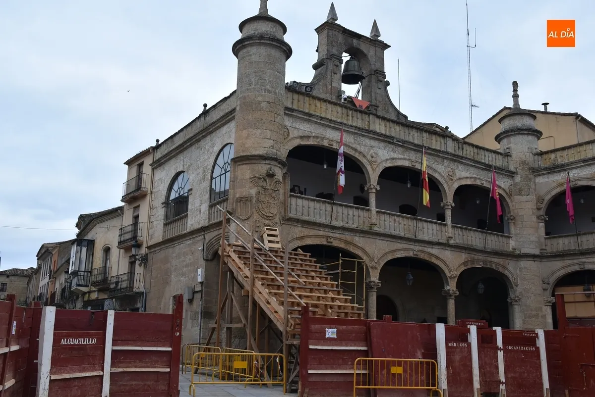 Foto 3 - Desde este viernes estar&aacute; prohibido aparcar en la Plaza, donde ya est&aacute; casi ultimado el 1&ordm; tablao