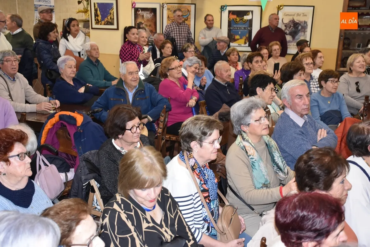 Foto 6 - Llenazo en el Centro de Mayores para disfrutar del preg&oacute;n de Maribel Mart&iacute;n &Aacute;lvarez
