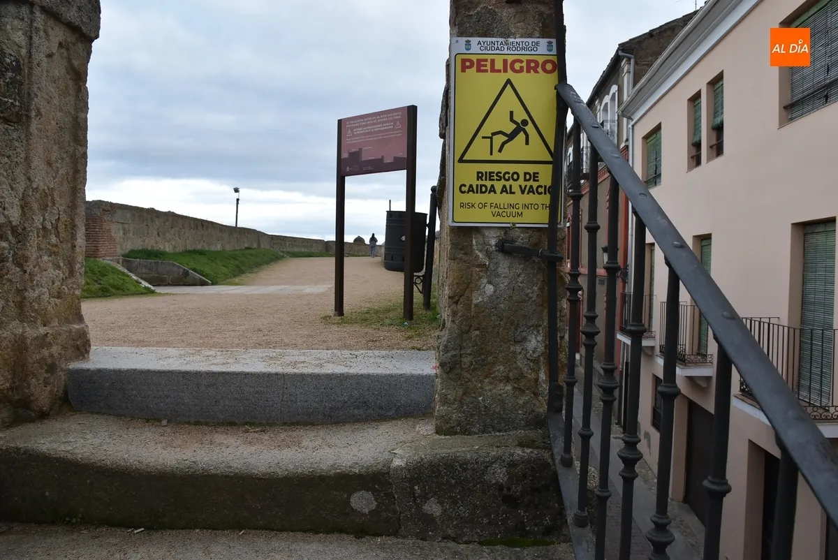 Foto 2 - Situados los carteles municipales que advierten del riesgo de ca&iacute;da desde la muralla