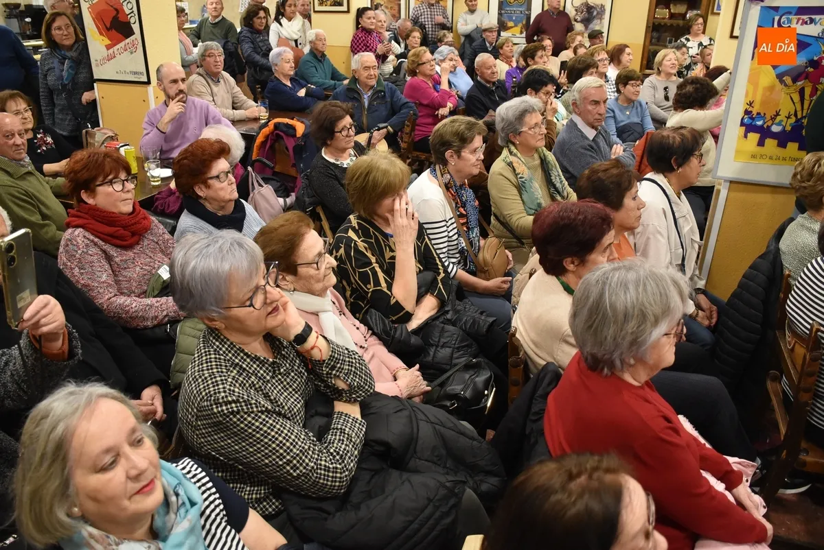 Foto 10 - Llenazo en el Centro de Mayores para disfrutar del preg&oacute;n de Maribel Mart&iacute;n &Aacute;lvarez