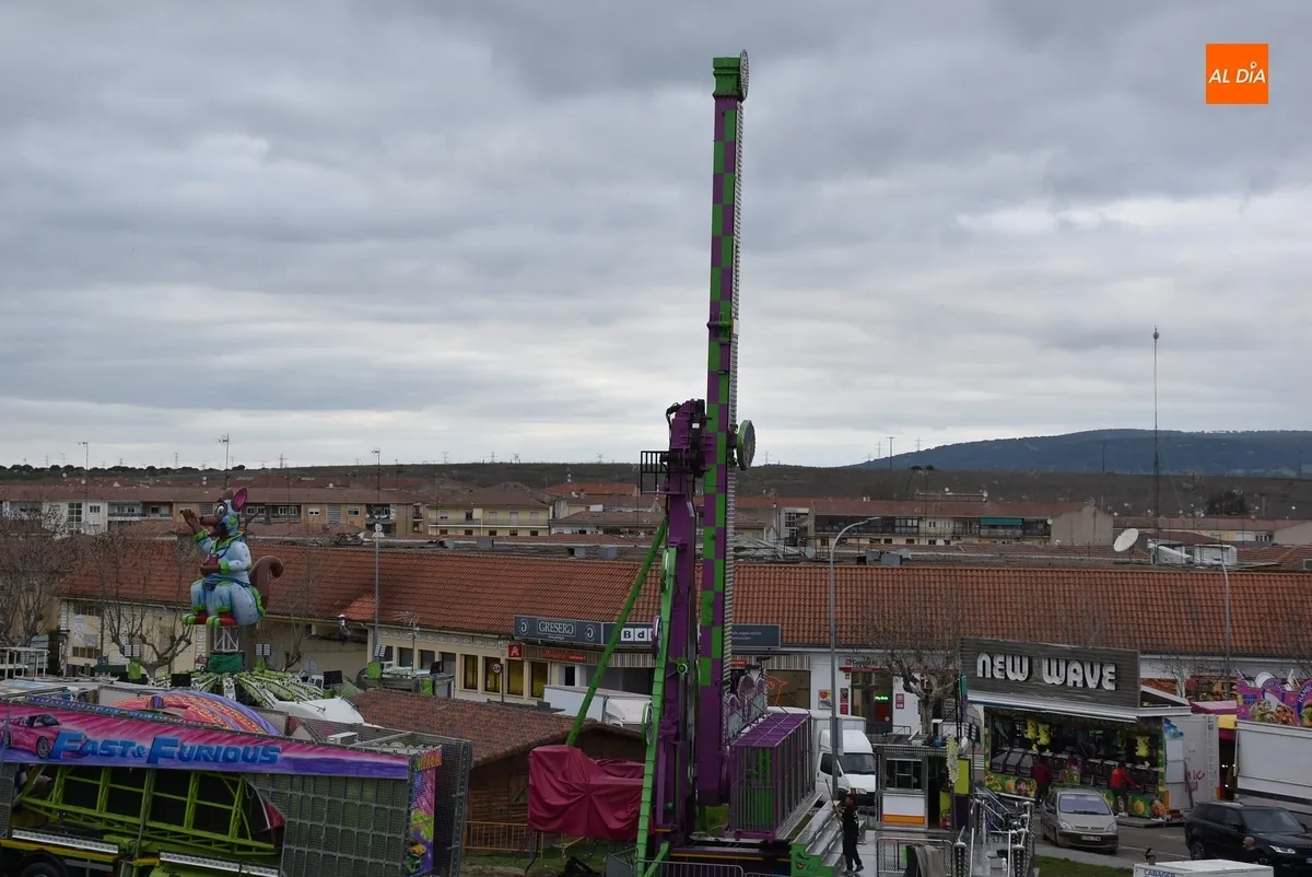 Foto 5 - El recinto ferial sigue tomando forma mientras la bandera pirata ya ondea en las casetas del Paseo