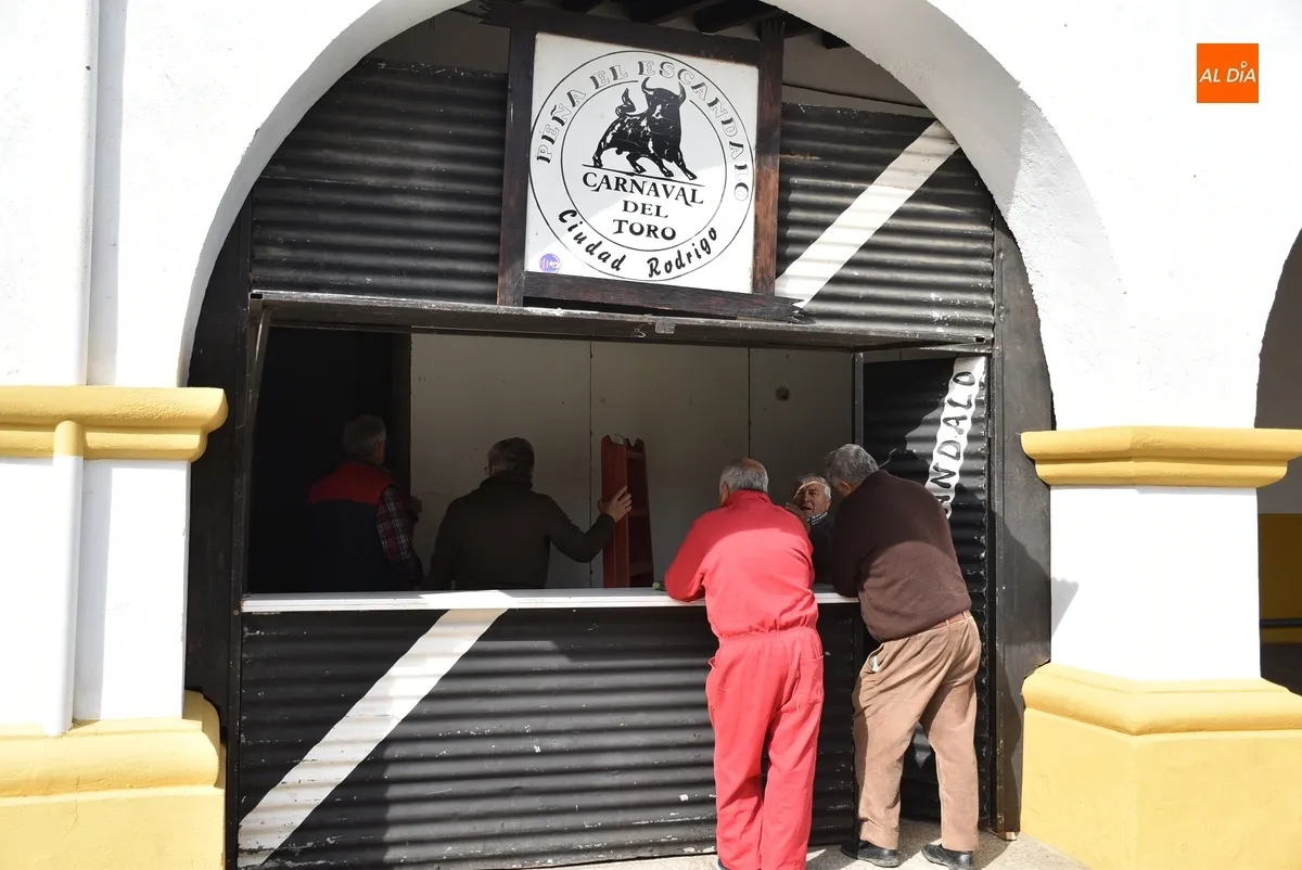 Foto 2 - Las pe&ntilde;as de la Plazuela del Buen Alcalde arrancan el montaje de sus casetas