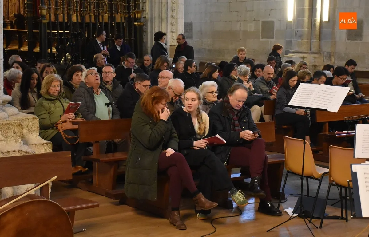 Foto 2 - Los ni&ntilde;os y j&oacute;venes del Coro y Orquesta del Radley College ingl&eacute;s encandilan en la Catedral mirobrigense